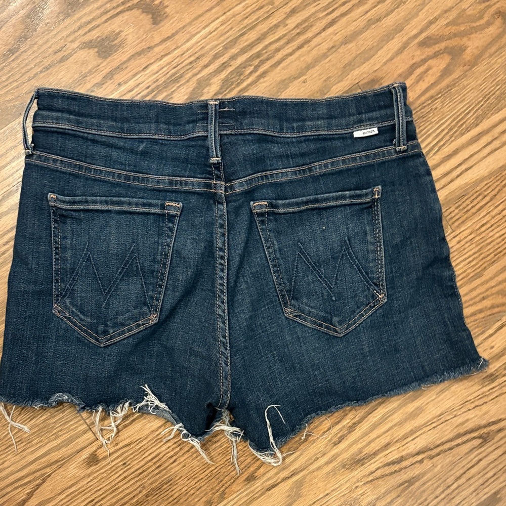 Dark Wash Denim Women's Cutoff Shorts. Mother the charmer fray short. 27 euc - Picture 2 of 12